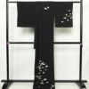 付け下げ 良品 しつけ糸付き 縮緬 正絹 古典柄 袷仕立て 身丈168.5cm 裄丈68cm リサイクル着物 着物 刺繍 箔 共八掛 卒業式 パーティー フォーマル シンプル 松 桜 黒_画像2