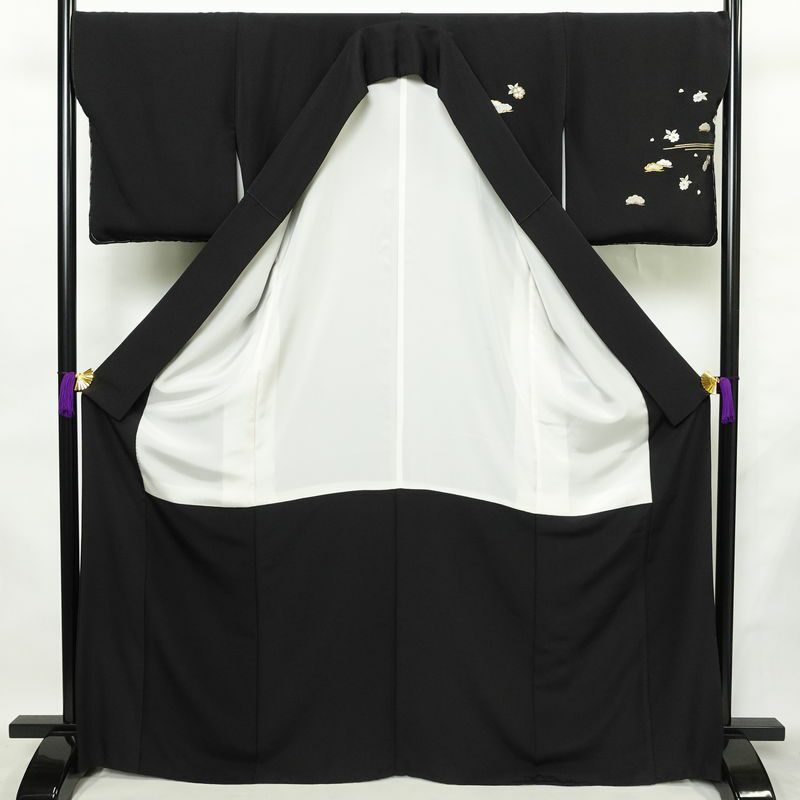 付け下げ 良品 しつけ糸付き 縮緬 正絹 古典柄 袷仕立て 身丈168.5cm 裄丈68cm リサイクル着物 着物 刺繍 箔 共八掛 卒業式 パーティー フォーマル シンプル 松 桜 黒_画像3