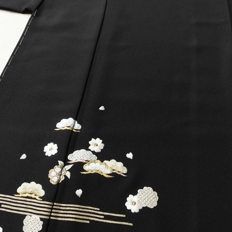 付け下げ 良品 しつけ糸付き 縮緬 正絹 古典柄 袷仕立て 身丈168.5cm 裄丈68cm リサイクル着物 着物 刺繍 箔 共八掛 卒業式 パーティー フォーマル シンプル 松 桜 黒_画像5