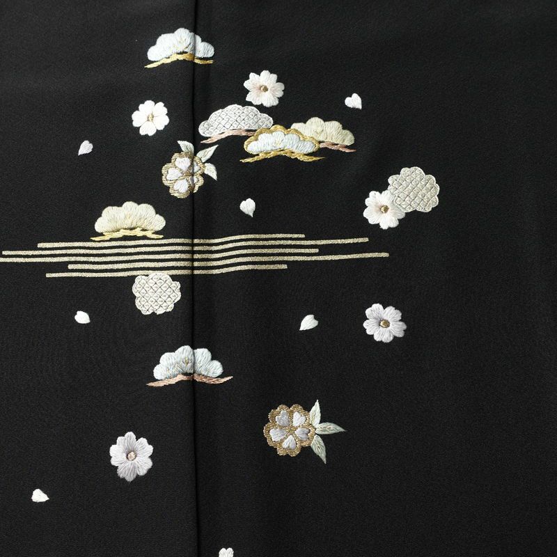 付け下げ 良品 しつけ糸付き 縮緬 正絹 古典柄 袷仕立て 身丈168.5cm 裄丈68cm リサイクル着物 着物 刺繍 箔 共八掛 卒業式 パーティー フォーマル シンプル 松 桜 黒_画像6