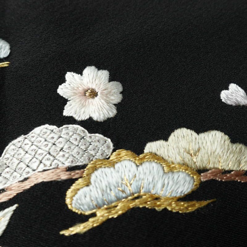 付け下げ 良品 しつけ糸付き 縮緬 正絹 古典柄 袷仕立て 身丈168.5cm 裄丈68cm リサイクル着物 着物 刺繍 箔 共八掛 卒業式 パーティー フォーマル シンプル 松 桜 黒_画像8