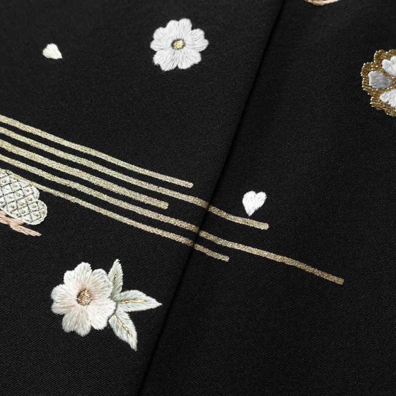 付け下げ 良品 しつけ糸付き 縮緬 正絹 古典柄 袷仕立て 身丈168.5cm 裄丈68cm リサイクル着物 着物 刺繍 箔 共八掛 卒業式 パーティー フォーマル シンプル 松 桜 黒_画像10