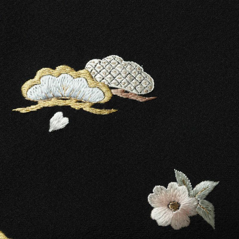 付け下げ 良品 しつけ糸付き 縮緬 正絹 古典柄 袷仕立て 身丈168.5cm 裄丈68cm リサイクル着物 着物 刺繍 箔 共八掛 卒業式 パーティー フォーマル シンプル 松 桜 黒_画像11