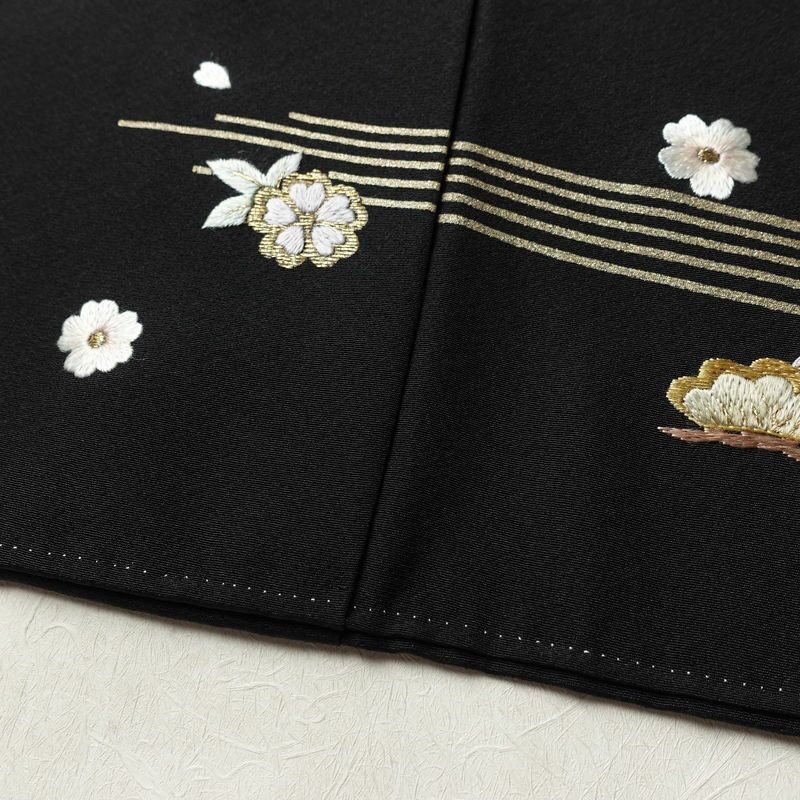 付け下げ 良品 しつけ糸付き 縮緬 正絹 古典柄 袷仕立て 身丈168.5cm 裄丈68cm リサイクル着物 着物 刺繍 箔 共八掛 卒業式 パーティー フォーマル シンプル 松 桜 黒_画像12