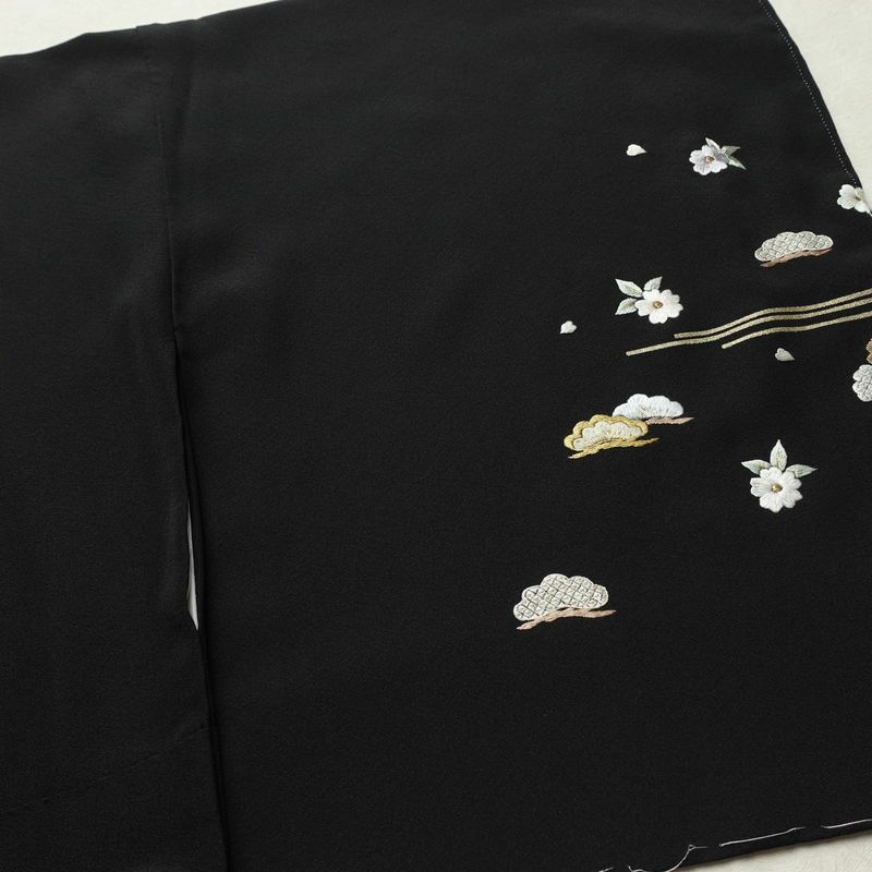 付け下げ 良品 しつけ糸付き 縮緬 正絹 古典柄 袷仕立て 身丈168.5cm 裄丈68cm リサイクル着物 着物 刺繍 箔 共八掛 卒業式 パーティー フォーマル シンプル 松 桜 黒_画像13