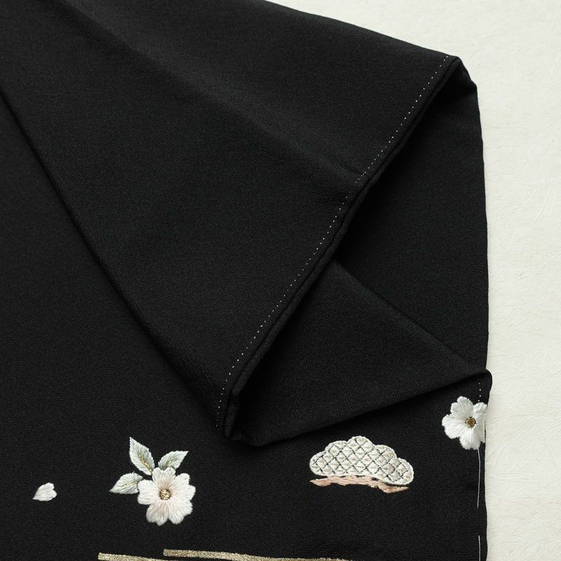 付け下げ 良品 しつけ糸付き 縮緬 正絹 古典柄 袷仕立て 身丈168.5cm 裄丈68cm リサイクル着物 着物 刺繍 箔 共八掛 卒業式 パーティー フォーマル シンプル 松 桜 黒_画像14