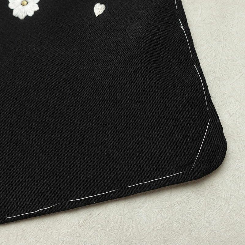 付け下げ 良品 しつけ糸付き 縮緬 正絹 古典柄 袷仕立て 身丈168.5cm 裄丈68cm リサイクル着物 着物 刺繍 箔 共八掛 卒業式 パーティー フォーマル シンプル 松 桜 黒_画像15