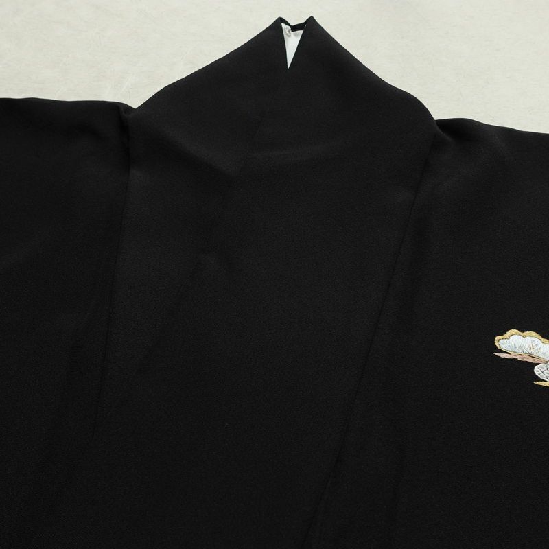 付け下げ 良品 しつけ糸付き 縮緬 正絹 古典柄 袷仕立て 身丈168.5cm 裄丈68cm リサイクル着物 着物 刺繍 箔 共八掛 卒業式 パーティー フォーマル シンプル 松 桜 黒_画像16