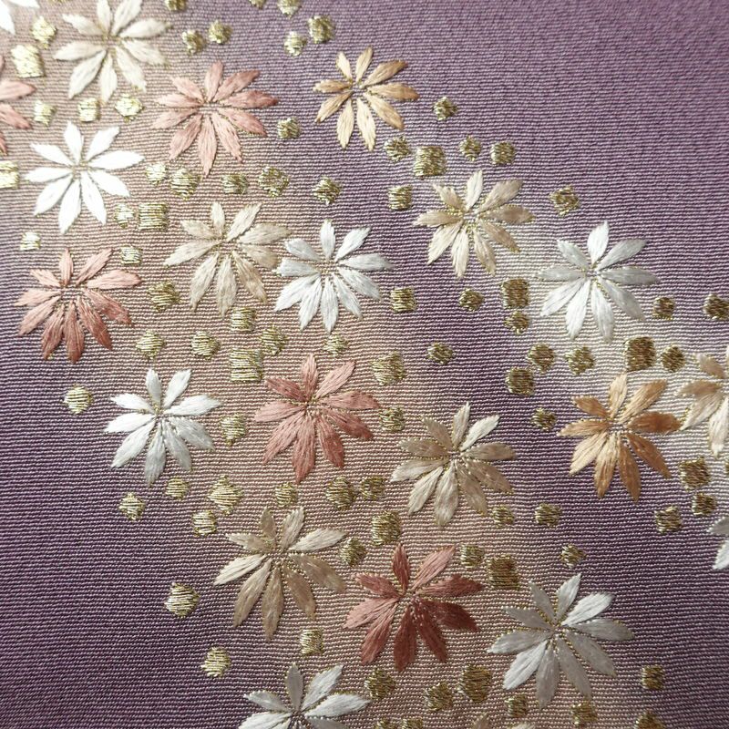 訪問着 良品 しつけ糸付き 縮緬 正絹 花柄 袷仕立て 身丈163.5cm 裄丈67.5cm リサイクル着物 着物 刺繍 卒業式 七五三 パーティー お宮参り フォーマル 洒落 紫・藤色_画像8