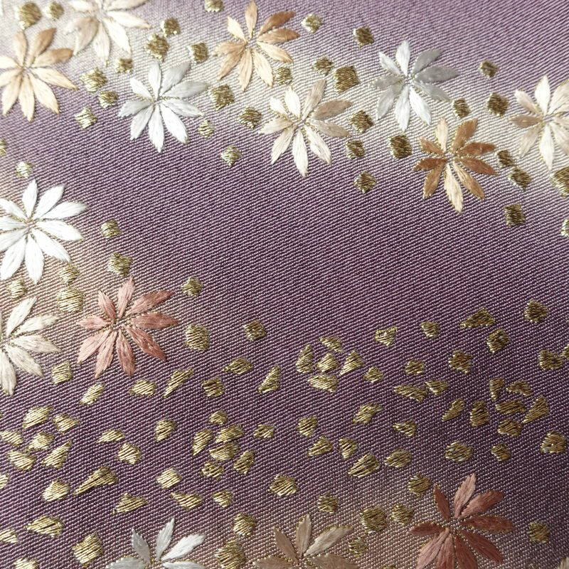 訪問着 良品 しつけ糸付き 縮緬 正絹 花柄 袷仕立て 身丈163.5cm 裄丈67.5cm リサイクル着物 着物 刺繍 卒業式 七五三 パーティー お宮参り フォーマル 洒落 紫・藤色_画像9