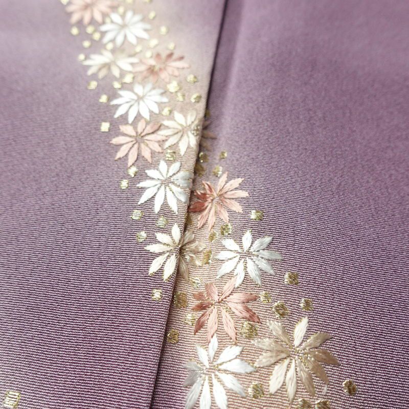 訪問着 良品 しつけ糸付き 縮緬 正絹 花柄 袷仕立て 身丈163.5cm 裄丈67.5cm リサイクル着物 着物 刺繍 卒業式 七五三 パーティー お宮参り フォーマル 洒落 紫・藤色_画像11