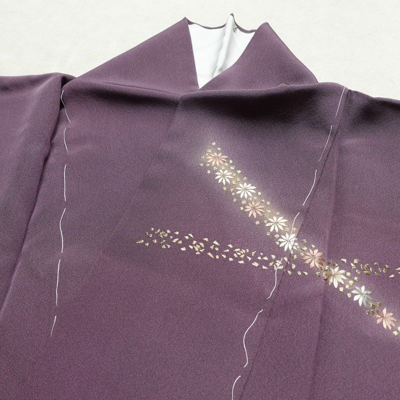 訪問着 良品 しつけ糸付き 縮緬 正絹 花柄 袷仕立て 身丈163.5cm 裄丈67.5cm リサイクル着物 着物 刺繍 卒業式 七五三 パーティー お宮参り フォーマル 洒落 紫・藤色_画像18