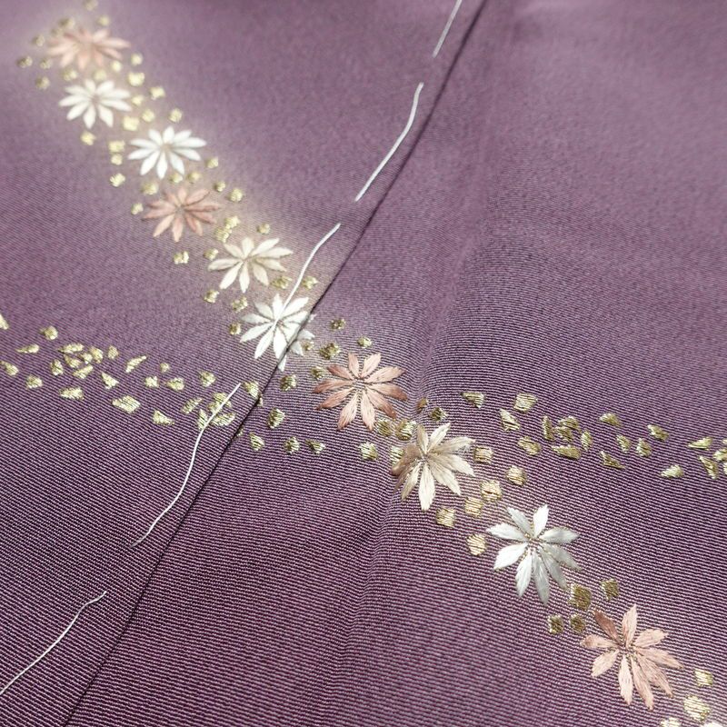 訪問着 良品 しつけ糸付き 縮緬 正絹 花柄 袷仕立て 身丈163.5cm 裄丈67.5cm リサイクル着物 着物 刺繍 卒業式 七五三 パーティー お宮参り フォーマル 洒落 紫・藤色_画像19