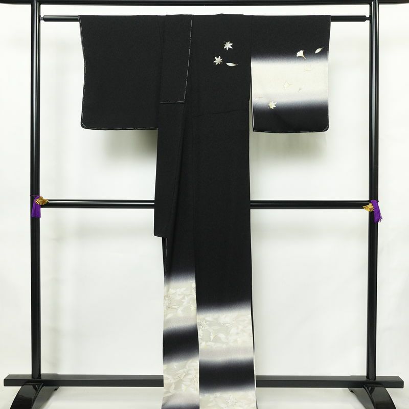 付け下げ 美品 しつけ糸付き 正絹 木の葉・植物柄 袷仕立て 身丈164cm 裄丈64.5cm リサイクル着物 着物 パーティー フォーマル モダン イチョウ 紅葉 黒_画像2