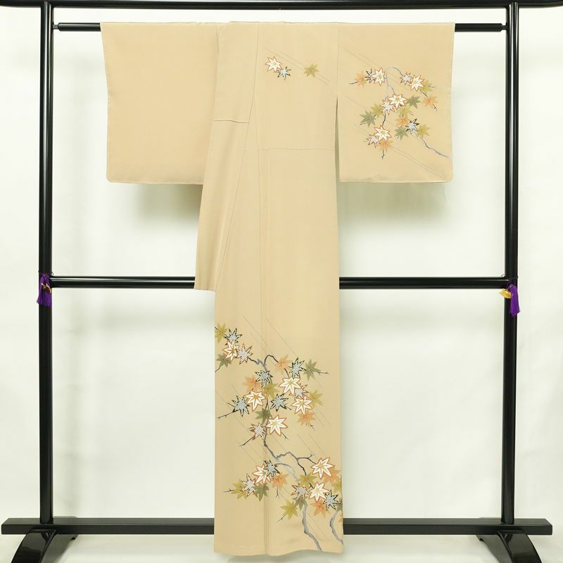 付け下げ 美品 しつけ糸付き 縮緬 正絹 木の葉・植物柄 袷仕立て 身丈157.5cm 裄丈67cm リサイクル着物 着物 刺繍 共八掛 金彩 七五三 フォーマル 紅葉 ベージュ_画像2