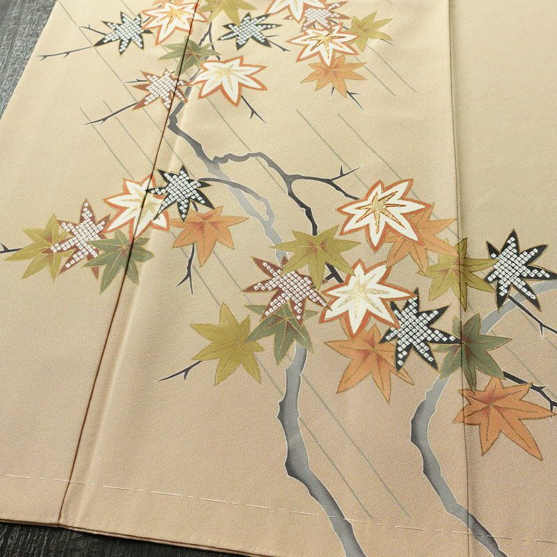 付け下げ 美品 しつけ糸付き 縮緬 正絹 木の葉・植物柄 袷仕立て 身丈157.5cm 裄丈67cm リサイクル着物 着物 刺繍 共八掛 金彩 七五三 フォーマル 紅葉 ベージュ_画像4