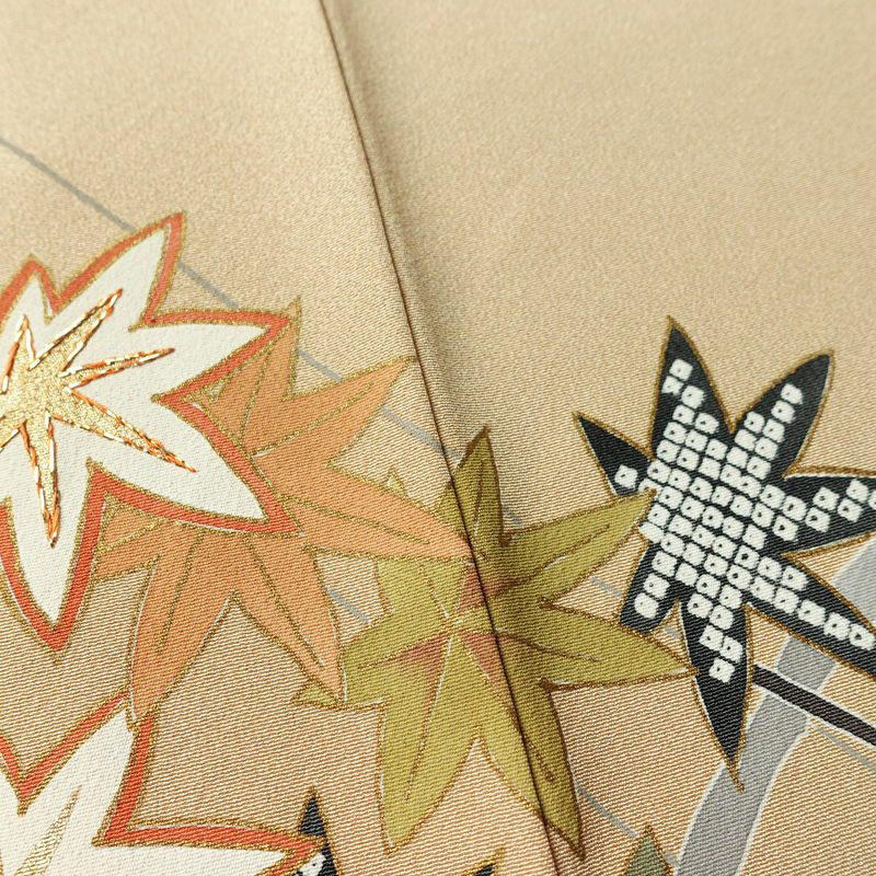 付け下げ 美品 しつけ糸付き 縮緬 正絹 木の葉・植物柄 袷仕立て 身丈157.5cm 裄丈67cm リサイクル着物 着物 刺繍 共八掛 金彩 七五三 フォーマル 紅葉 ベージュ_画像11