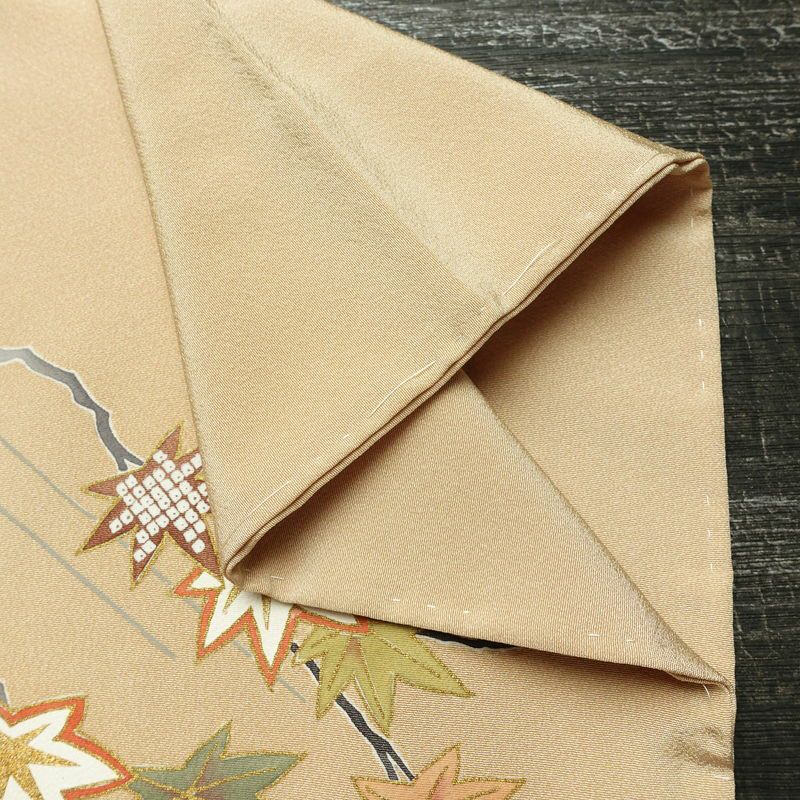 付け下げ 美品 しつけ糸付き 縮緬 正絹 木の葉・植物柄 袷仕立て 身丈157.5cm 裄丈67cm リサイクル着物 着物 刺繍 共八掛 金彩 七五三 フォーマル 紅葉 ベージュ_画像15