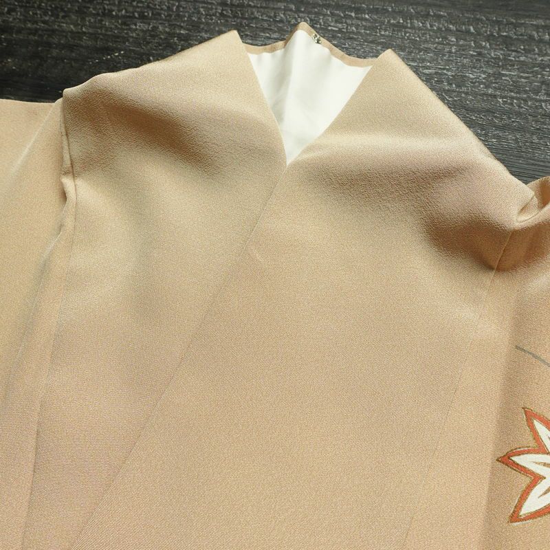 付け下げ 美品 しつけ糸付き 縮緬 正絹 木の葉・植物柄 袷仕立て 身丈157.5cm 裄丈67cm リサイクル着物 着物 刺繍 共八掛 金彩 七五三 フォーマル 紅葉 ベージュ_画像17