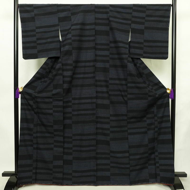 紬 良品 しつけ糸付き 正絹 幾何学柄・抽象柄 袷仕立て 身丈168cm 裄丈67cm リサイクル着物 着物 モダン 青・紺_画像1