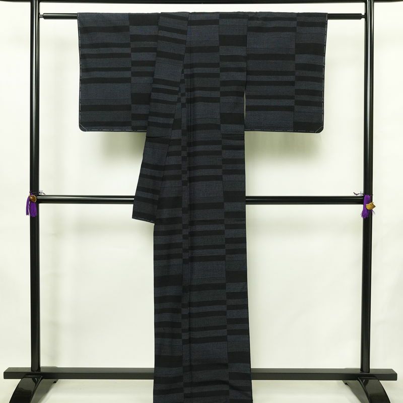 紬 良品 しつけ糸付き 正絹 幾何学柄・抽象柄 袷仕立て 身丈168cm 裄丈67cm リサイクル着物 着物 モダン 青・紺_画像2