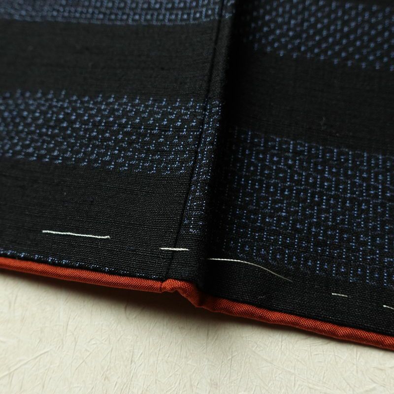 紬 良品 しつけ糸付き 正絹 幾何学柄・抽象柄 袷仕立て 身丈168cm 裄丈67cm リサイクル着物 着物 モダン 青・紺_画像11