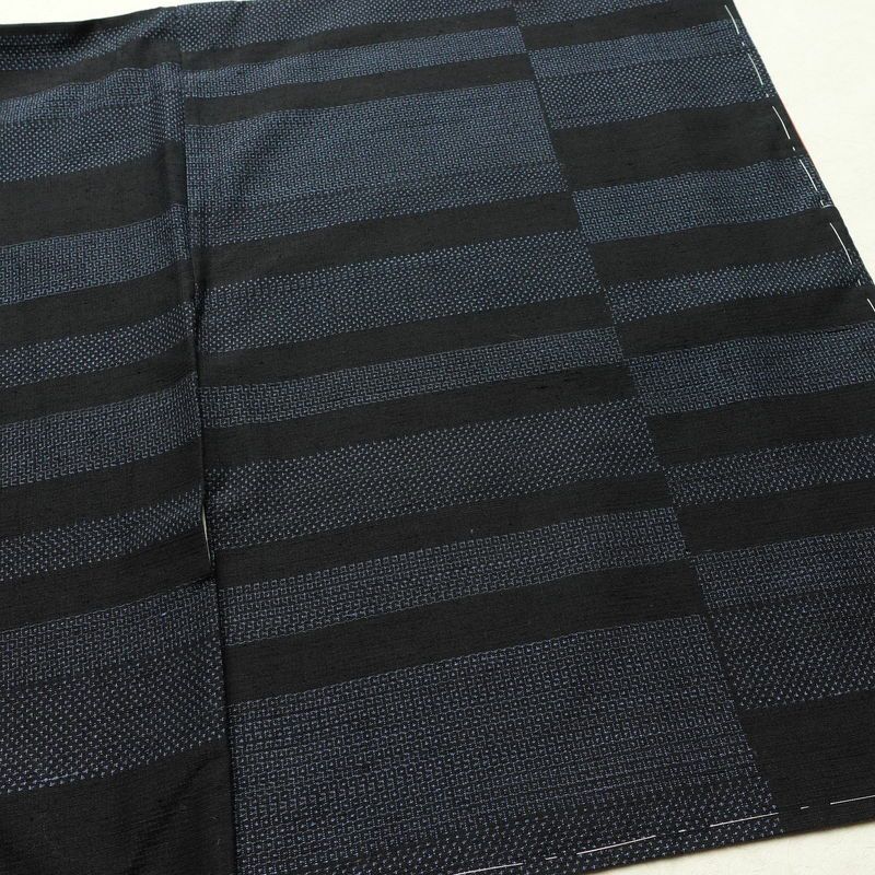 紬 良品 しつけ糸付き 正絹 幾何学柄・抽象柄 袷仕立て 身丈168cm 裄丈67cm リサイクル着物 着物 モダン 青・紺_画像12