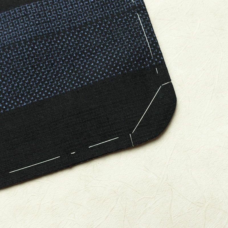 紬 良品 しつけ糸付き 正絹 幾何学柄・抽象柄 袷仕立て 身丈168cm 裄丈67cm リサイクル着物 着物 モダン 青・紺_画像14