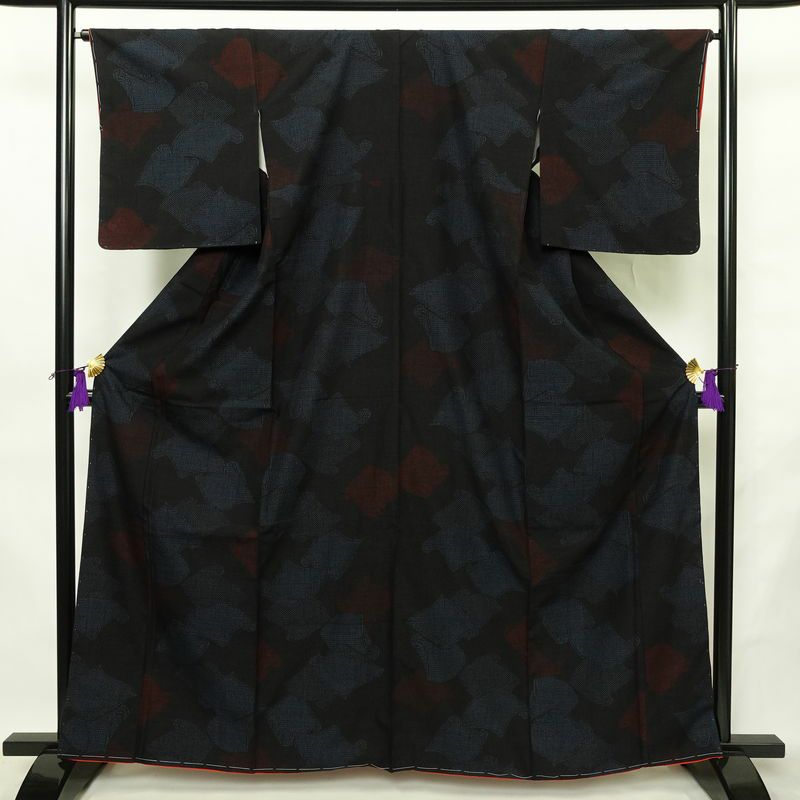 結城紬 紬 美品 はたおり娘 証紙あり しつけ糸付き 正絹 古典柄 袷仕立て 身丈163.5cm 裄丈65cm リサイクル着物 着物 黒_画像1