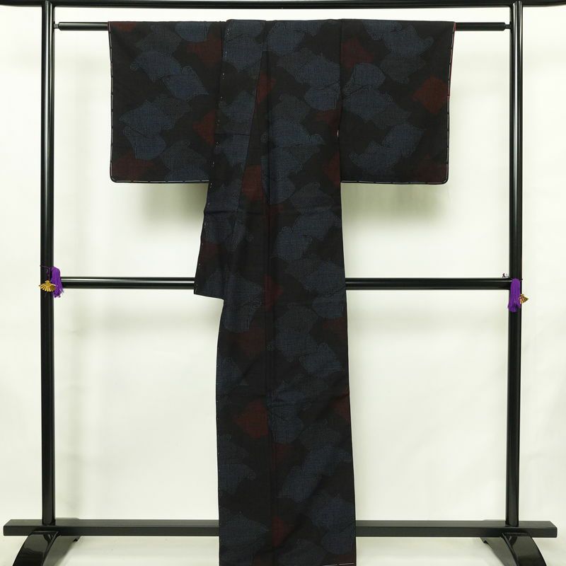 結城紬 紬 美品 はたおり娘 証紙あり しつけ糸付き 正絹 古典柄 袷仕立て 身丈163.5cm 裄丈65cm リサイクル着物 着物 黒_画像2