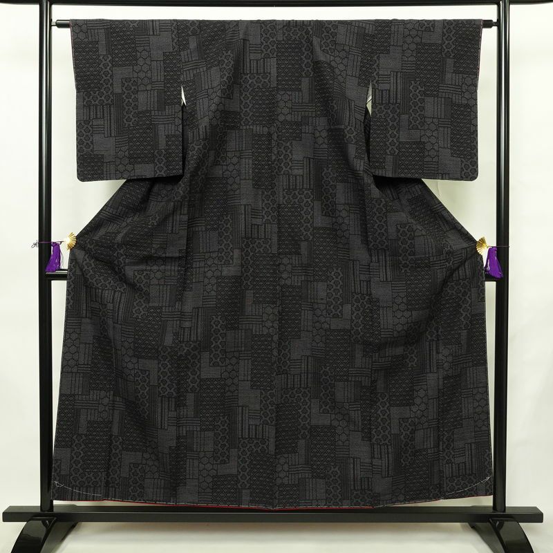 紬 美品 しつけ糸付き 正絹 古典柄 袷仕立て 身丈156.5cm 裄丈63cm リサイクル着物 着物 洒落 黒_画像1
