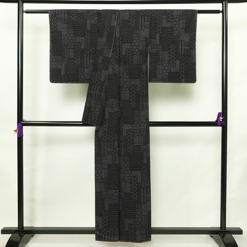 紬 美品 しつけ糸付き 正絹 古典柄 袷仕立て 身丈156.5cm 裄丈63cm リサイクル着物 着物 洒落 黒_画像2