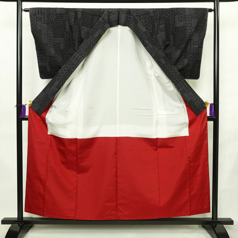 紬 美品 しつけ糸付き 正絹 古典柄 袷仕立て 身丈156.5cm 裄丈63cm リサイクル着物 着物 洒落 黒_画像3