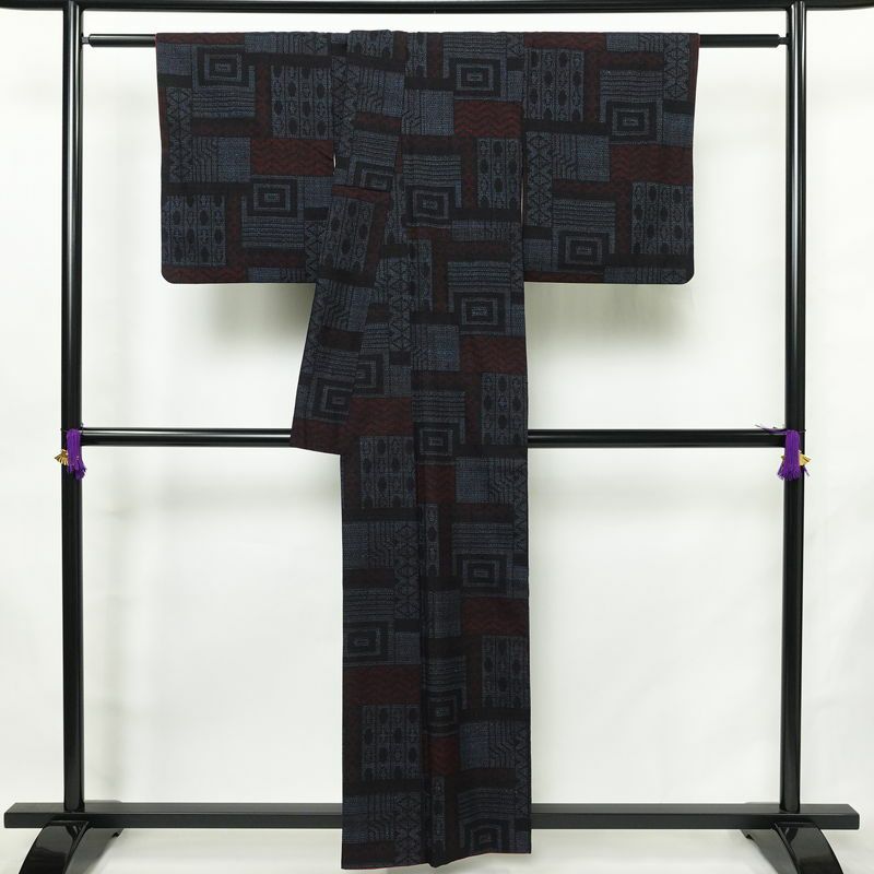 紬 正絹 幾何学柄・抽象柄 袷仕立て 身丈157.5cm 裄丈65cm リサイクル着物 着物 青・紺_画像2