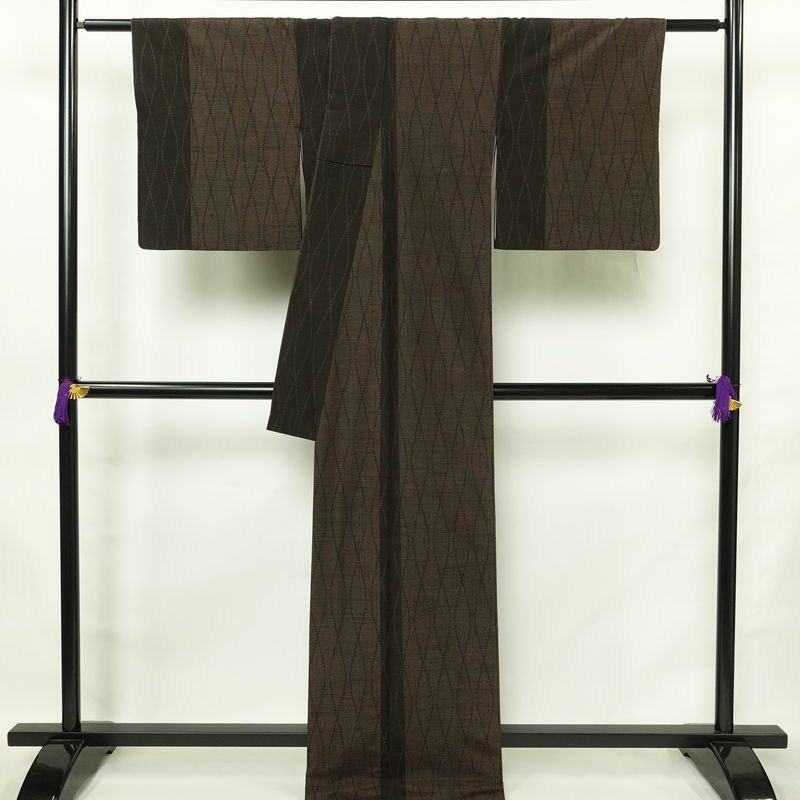 紬 良品 正絹 幾何学柄・抽象柄 袷仕立て 身丈167.5cm 裄丈67cm リサイクル着物 着物 モダン 茶_画像2