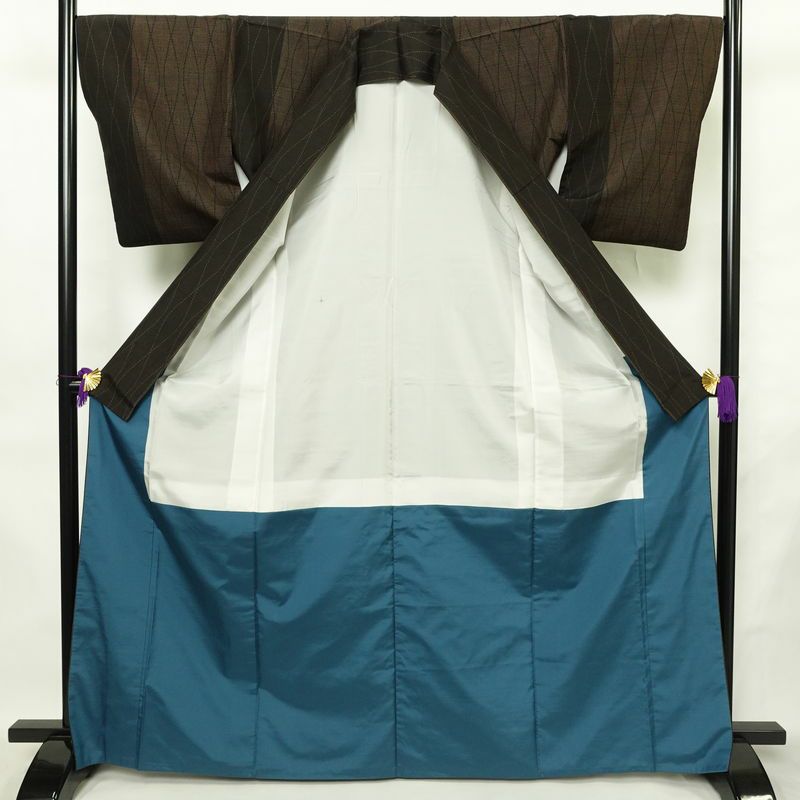紬 良品 正絹 幾何学柄・抽象柄 袷仕立て 身丈167.5cm 裄丈67cm リサイクル着物 着物 モダン 茶_画像3