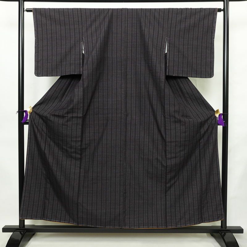 結城紬 紬 美品 証紙あり しつけ糸付き バチ衿仕立て 正絹 縞柄・線柄 袷仕立て 身丈156cm 裄丈63.5cm リサイクル着物 着物 紫・藤色_画像1