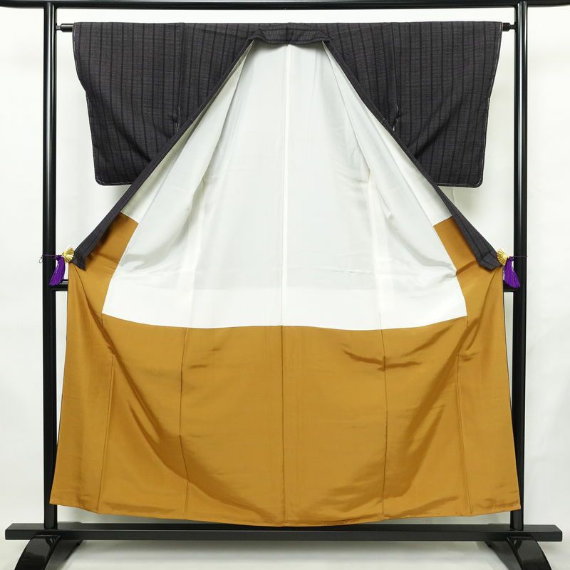 結城紬 紬 美品 証紙あり しつけ糸付き バチ衿仕立て 正絹 縞柄・線柄 袷仕立て 身丈156cm 裄丈63.5cm リサイクル着物 着物 紫・藤色_画像3