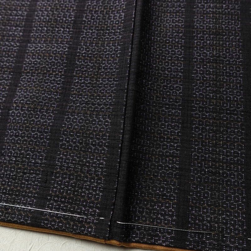 結城紬 紬 美品 証紙あり しつけ糸付き バチ衿仕立て 正絹 縞柄・線柄 袷仕立て 身丈156cm 裄丈63.5cm リサイクル着物 着物 紫・藤色_画像12