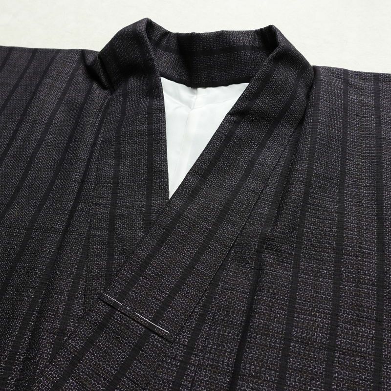 結城紬 紬 美品 証紙あり しつけ糸付き バチ衿仕立て 正絹 縞柄・線柄 袷仕立て 身丈156cm 裄丈63.5cm リサイクル着物 着物 紫・藤色_画像16