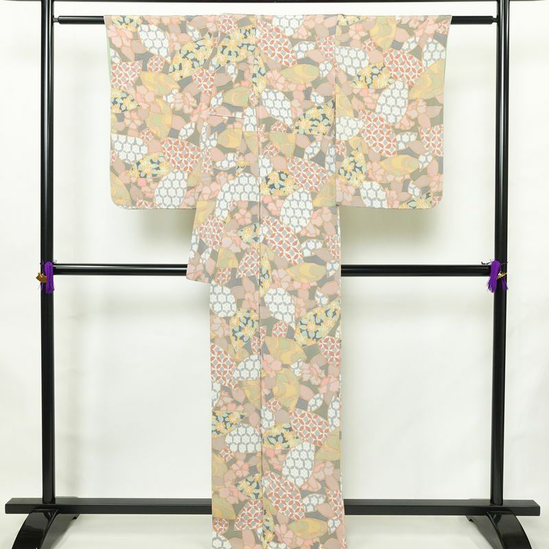 小紋 良品 縮緬 総柄 正絹 幾何学柄・抽象柄 袷仕立て 身丈164.5cm 裄丈67cm リサイクル着物 着物 多色使い_画像2