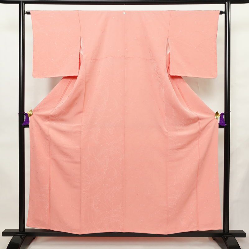 色無地 しつけ糸付き 一つ紋付き 正絹 木の葉・植物柄 袷仕立て 身丈156.5cm 裄丈64cm リサイクル着物 着物 お茶会 フォーマル ピンク_画像1