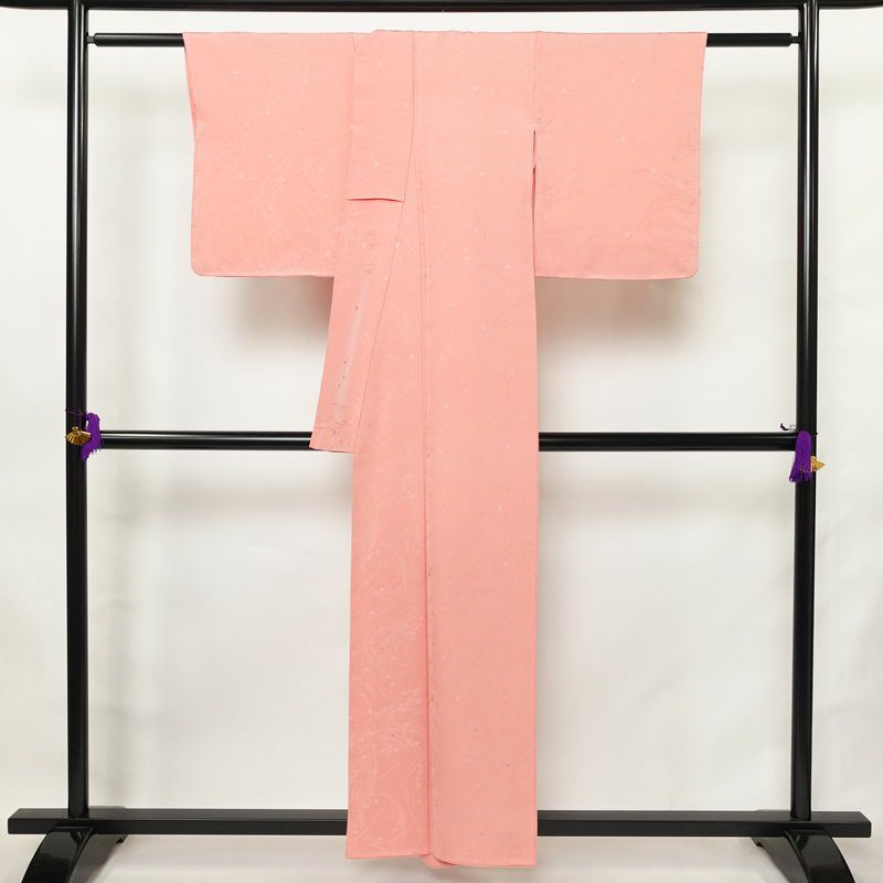 色無地 しつけ糸付き 一つ紋付き 正絹 木の葉・植物柄 袷仕立て 身丈156.5cm 裄丈64cm リサイクル着物 着物 お茶会 フォーマル ピンク_画像2