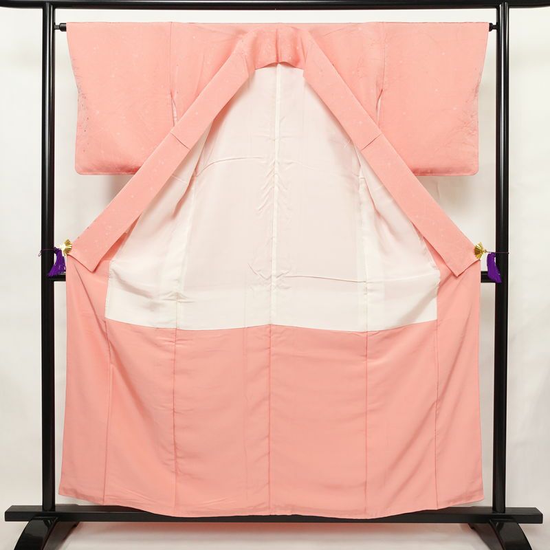 色無地 しつけ糸付き 一つ紋付き 正絹 木の葉・植物柄 袷仕立て 身丈156.5cm 裄丈64cm リサイクル着物 着物 お茶会 フォーマル ピンク_画像3