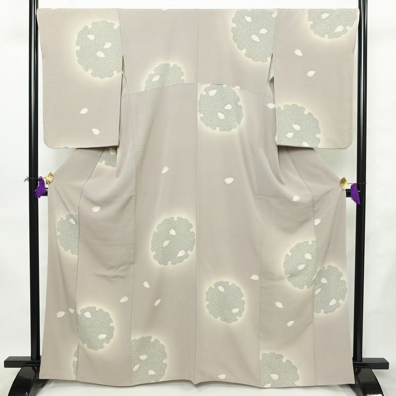 小紋 縮緬 飛び柄 正絹 古典柄 袷仕立て 身丈164.5cm 裄丈68cm リサイクル着物 雪輪 花びら 着物 くすみパープル 紫・藤色_画像1