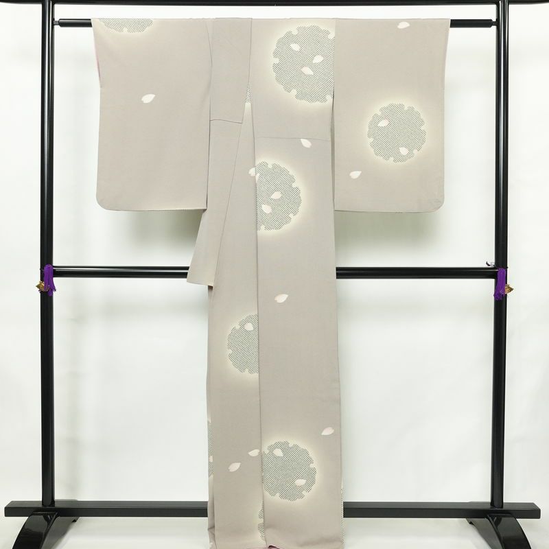 小紋 縮緬 飛び柄 正絹 古典柄 袷仕立て 身丈164.5cm 裄丈68cm リサイクル着物 雪輪 花びら 着物 くすみパープル 紫・藤色_画像2