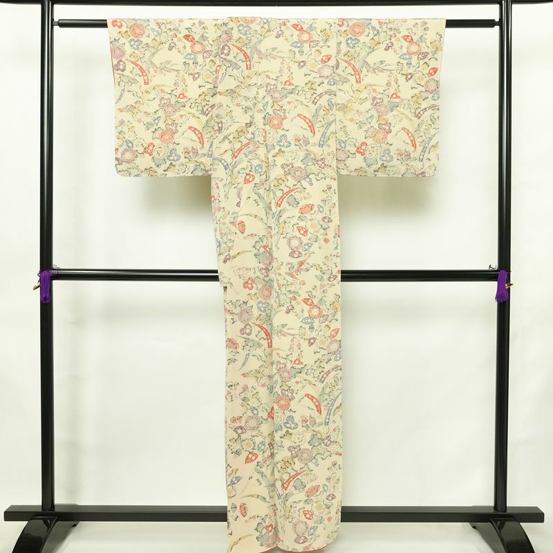 小紋 付下小紋 良品 しつけ糸付き 縮緬 正絹 花柄 袷仕立て 身丈158.5cm 裄丈64.5cm リサイクル着物 着物 ベージュ_画像2