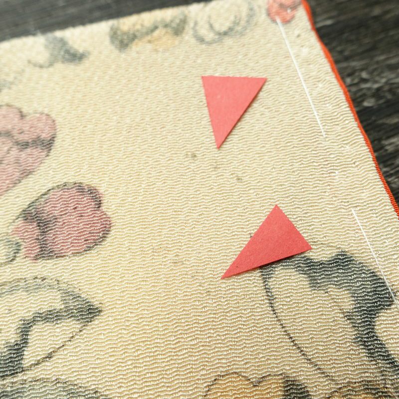 小紋 付下小紋 良品 しつけ糸付き 縮緬 正絹 花柄 袷仕立て 身丈158.5cm 裄丈64.5cm リサイクル着物 着物 ベージュ_画像15