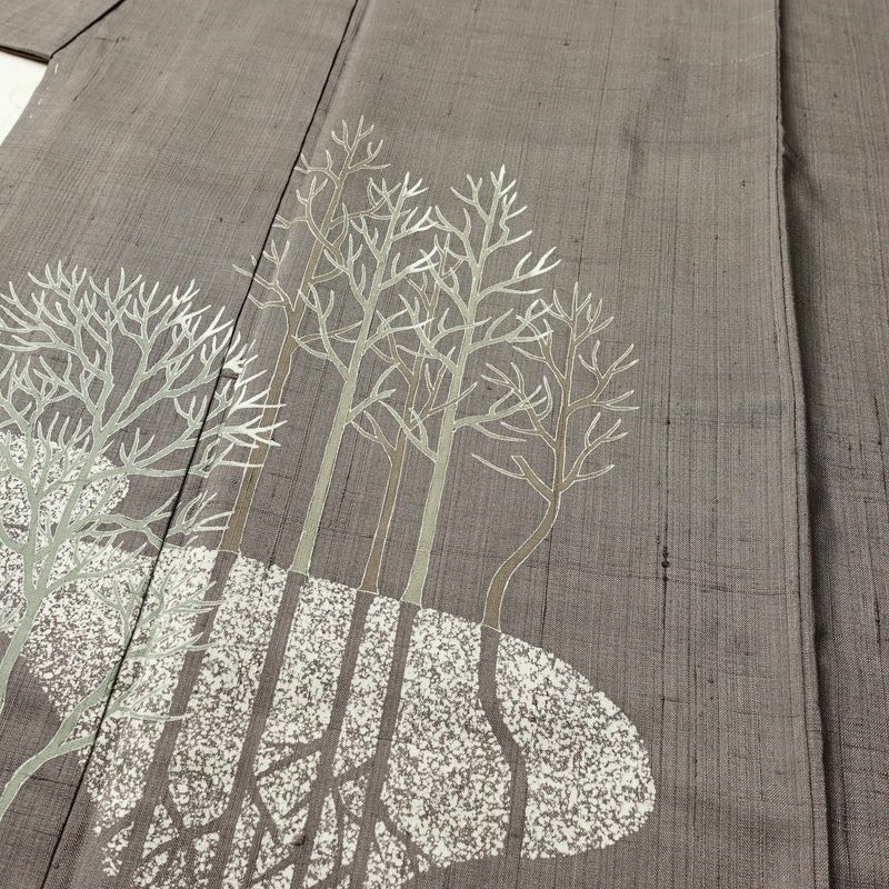 付け下げ 良品 落款入り しつけ糸付き 正絹 風景柄 袷仕立て 身丈155.5cm 裄丈63.5cm リサイクル着物 着物 洒落 紬地 茶_画像5