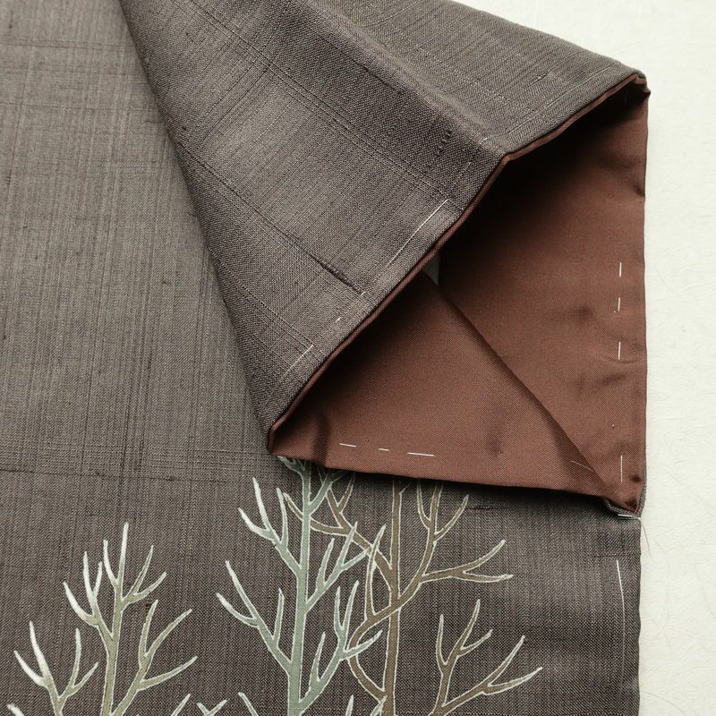 付け下げ 良品 落款入り しつけ糸付き 正絹 風景柄 袷仕立て 身丈155.5cm 裄丈63.5cm リサイクル着物 着物 洒落 紬地 茶_画像14